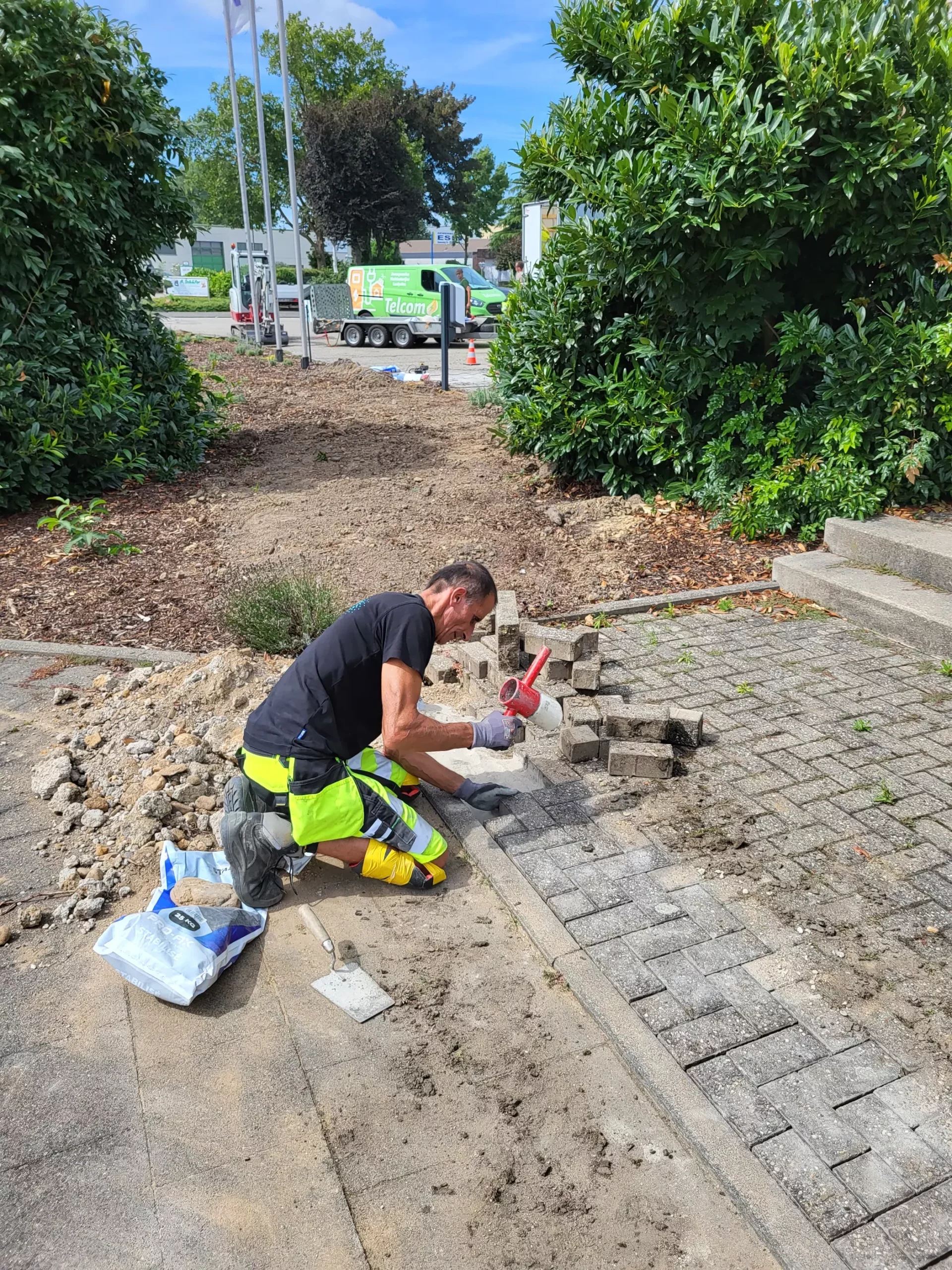 Klinkerwerken uitgevoerd door Fluxa-infra, medewerker in actie.